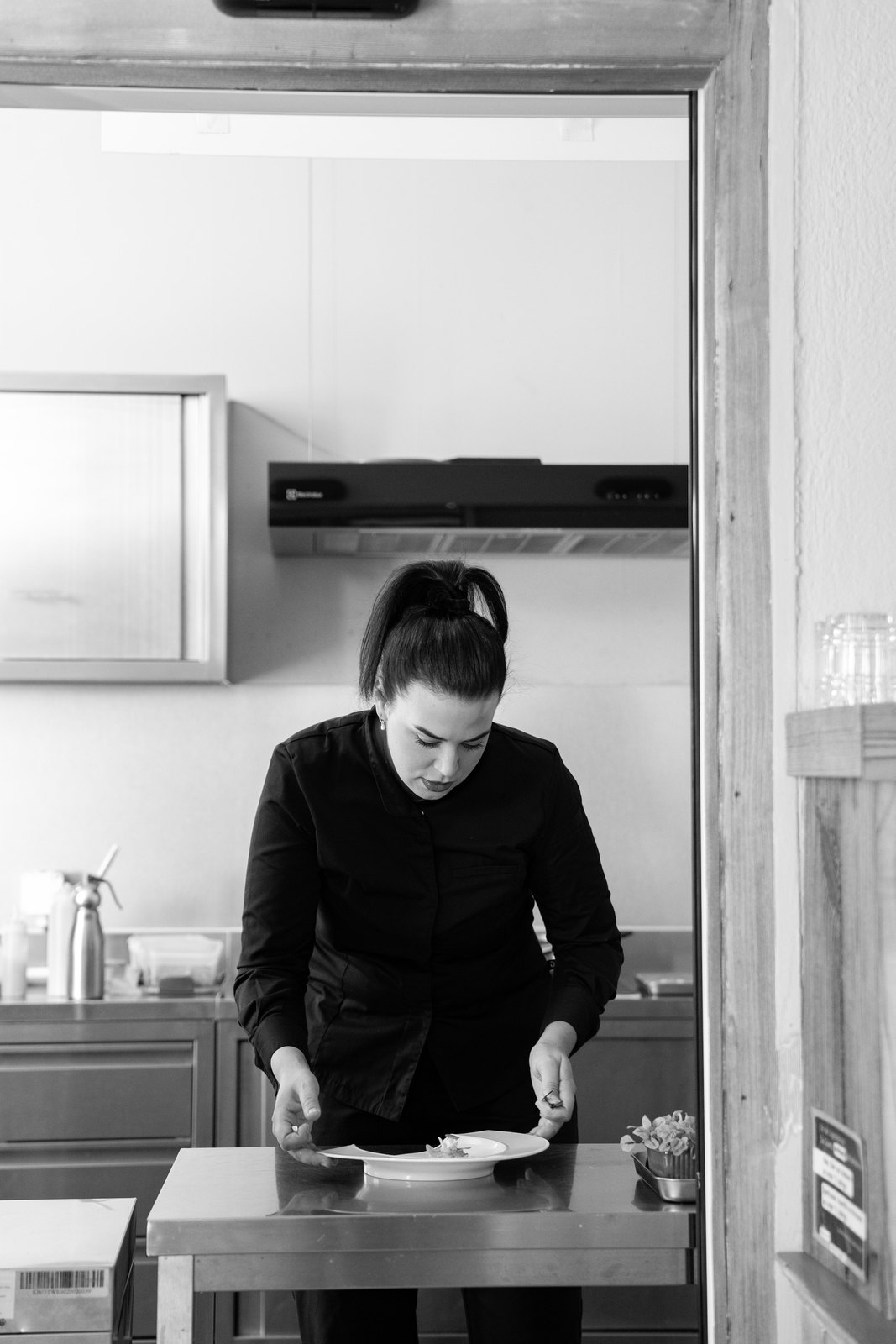 Noémie Florence richtet in der Küche einen Teller an